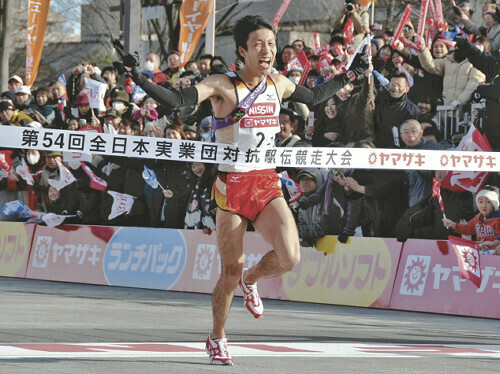 全日本実業団対抗駅伝で、アンカーとして初優勝のゴールテープを切る小野さん（２０１０年１月１日、前橋市で）＝日清食品ホールディングス提供