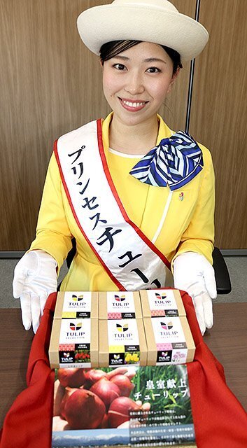 皇室献上６品種を紹介する佐藤さん