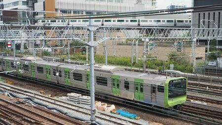 JR田町駅付近を走る山手線。後ろに羽田空港アクセス路線の1つ、東京モノレールが見える（記者撮影）