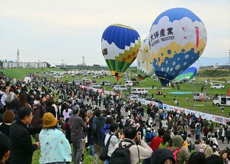 佐賀インターナショナルバルーンフェスタが開幕。午前の競技は中止になったものの、バルーンの立ち上げが披露された＝３１日午前、佐賀市の嘉瀬川河川敷