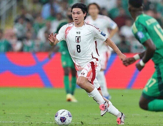 サウジ選手とひと悶着あった南野。写真：梅月智史（サッカーダイジェスト写真部／現地特派）