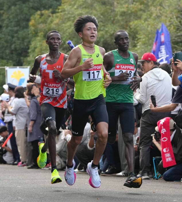 力走する中央学院大・中央学院大・吉田礼志（１１７）（カメラ・岡野　将大）