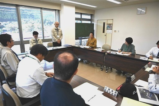 国交省長島ダム管理所職員や町職員、湖面利用者が集まった協議会＝21日午後、川根本町文化会館