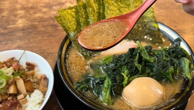 王道の「ラーメン」1200円。コク深くキレのある濃厚スープは必飲