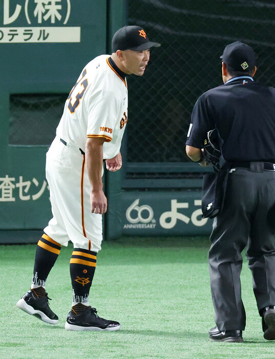 プロ野球ＣＳ・巨人―ＤｅＮＡ。７回を終え、選手交代を告げる巨人の阿部監督＝１７日、東京ドーム