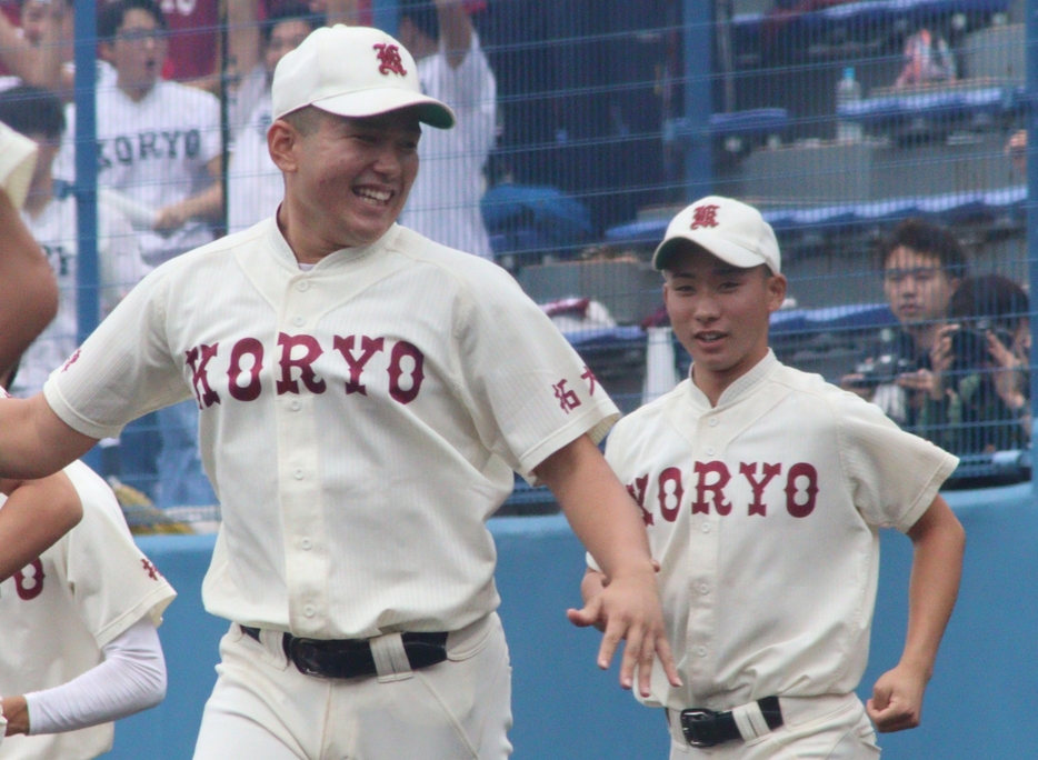 コールド勝ちに喜ぶ拓大紅陵ナイン