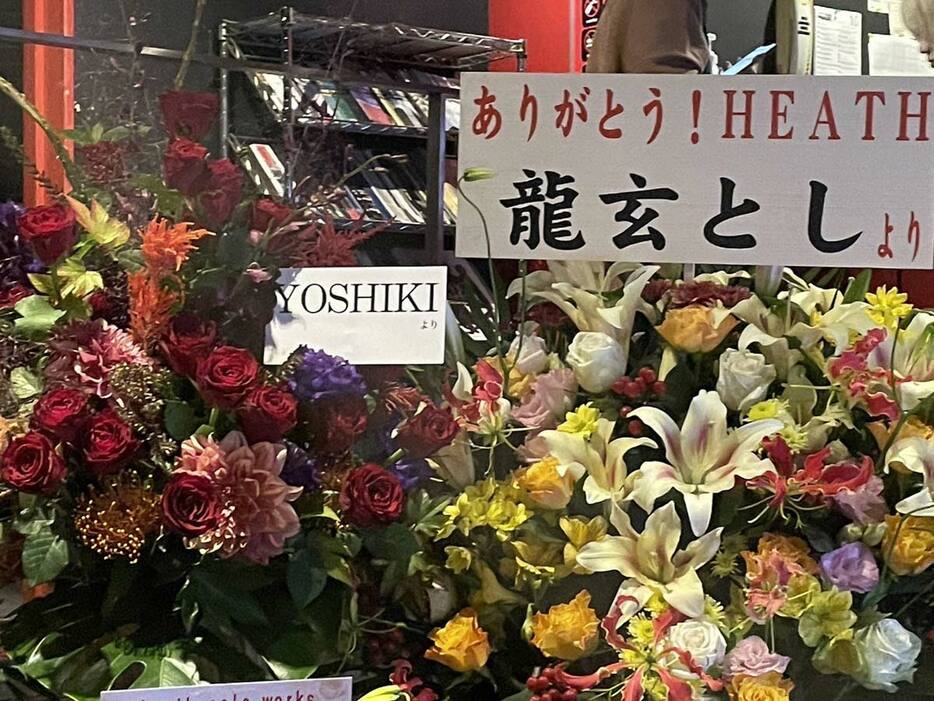 HEATHさん１周忌前に開催されたライブに贈られたYOSHIKIと龍玄としの花