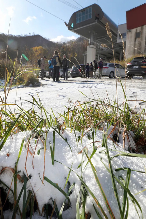 サッポロテイネスキー場の駐車場に積もった雪=20日午前8時30分、札幌市手稲区（中村祐子撮影）