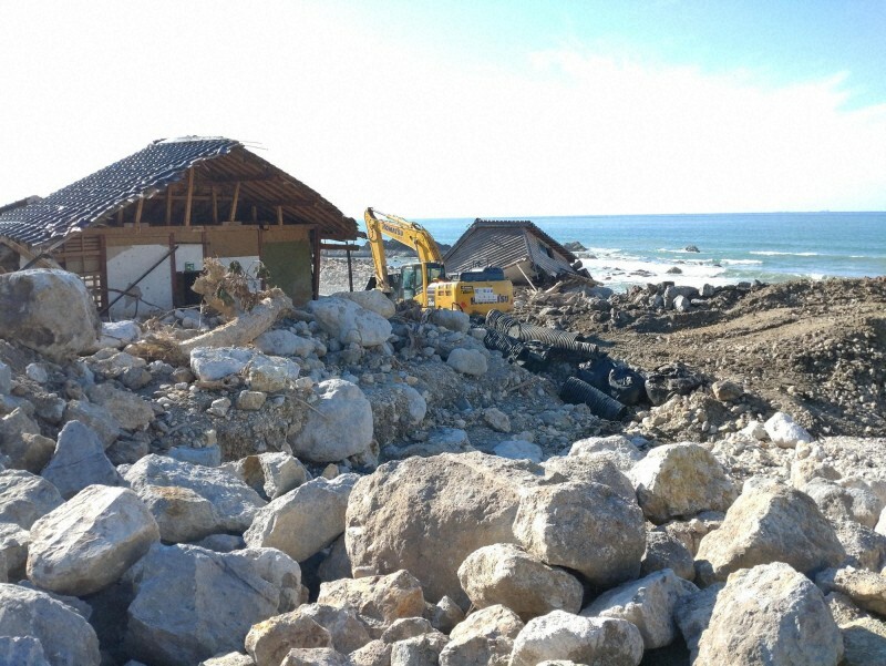 石川県輪島市曽々木地区と珠洲市真浦町をつなぐ国道にたまった土砂を撤去する工事車両＝輪島市曽々木で2024年10月21日午後2時30分、阿部弘賢撮影