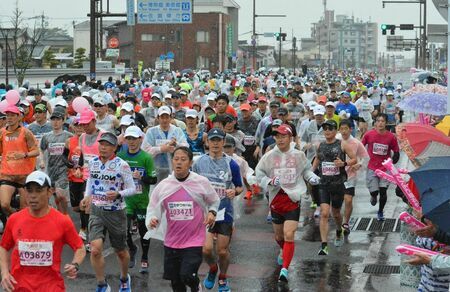 雨の中、集団となって走るランナーたち=佐賀市川原町（前回の大会から）