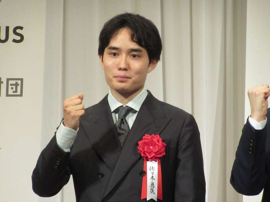 将棋の第37期竜王戦七番勝負第1局の前夜祭に出席した佐々木勇気八段＝4日午後、東京都渋谷区（小山理絵撮影）