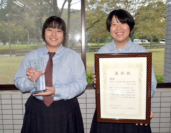 優勝を喜ぶ西垣さん（左）と荒木さん