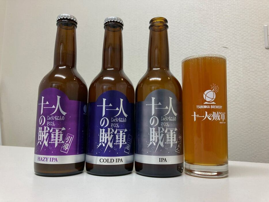 『十一人の賊軍』のコラボビールのうちIPAの3本。グラスに入っているのは「爺っつぁんのIPA」ⓒ2024「十一人の賊軍」製作委員会