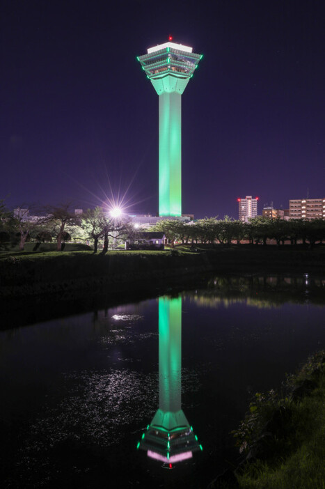 臓器移植普及推進月間のシンボルカラー、緑色にライトアップされた五稜郭タワー（１６日午後６時ごろ、山崎純一撮影）