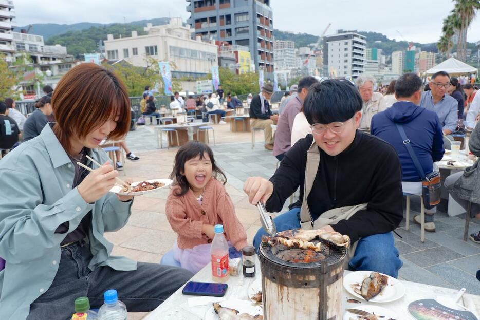 「熱海おさかなフェスティバル」の浜焼きを楽しむ来場者