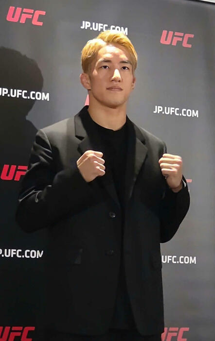 会見でUFCフライ級王者パントージャとの戦いへの自信を語った朝倉海