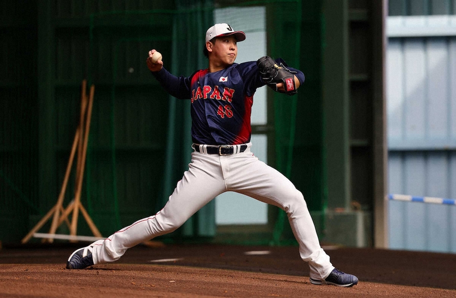 ＜侍ジャパン合宿　2日目＞ブルペンで投げ込む藤平（撮影・光山　貴大）