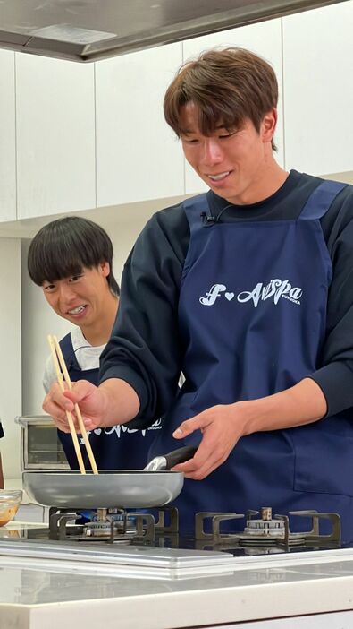 ふくやの公式ユーチューブ番組で回鍋肉をつくるアビスパ福岡の永石（右）。左は紺野