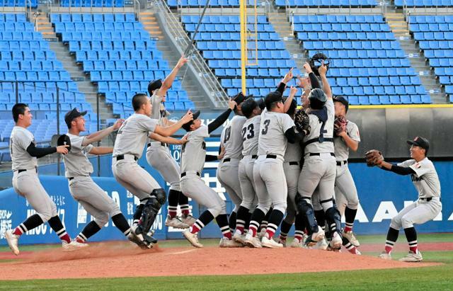 優勝を決め、マウンドに集まる横浜の選手たち=2024年10月7日、横浜スタジアム、中嶋周平撮影