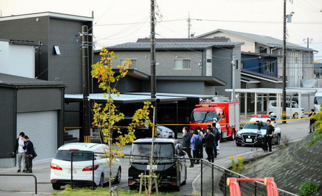 室内で3人が死亡し、搬送された男性1人も死亡した民家付近=2024年10月30日午後5時1分、富山県射水市一条、佐藤美千代撮影