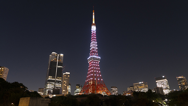 東京タワーがシルバーにライトアップされた