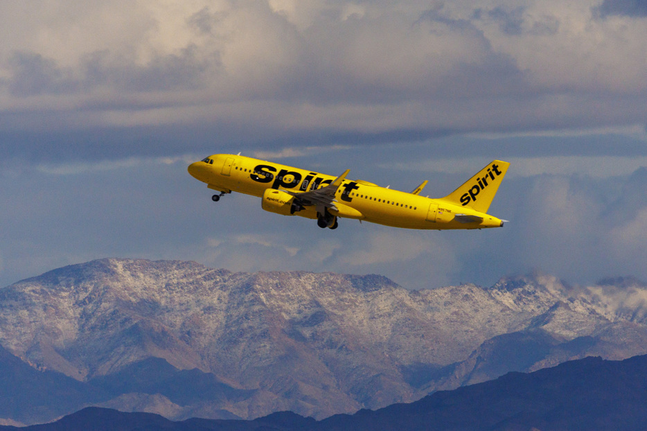 　スピリット航空は１０月３日、ジェットブルー航空との統合計画が失敗に終わったことを受け、米連邦破産法第１１条の適用を申請する可能性があり、債券保有者とその条件を巡り協議している。２月８日、ラスベガス空港から離陸した同社旅客機（２０２４年　ロイター/Mike Blake）