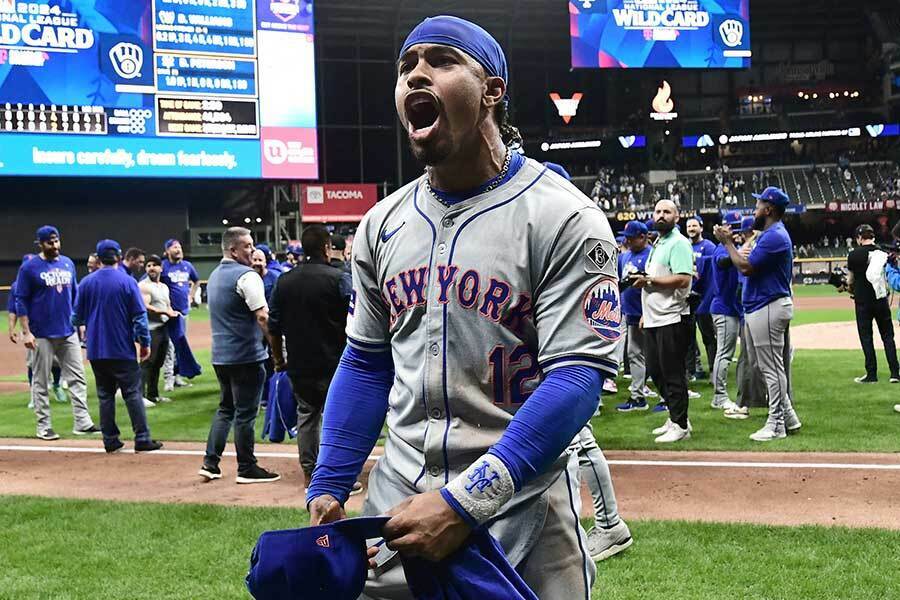 ブルワーズ戦に勝利し雄叫びを上げるメッツのフランシスコ・リンドーア【写真：ロイター】