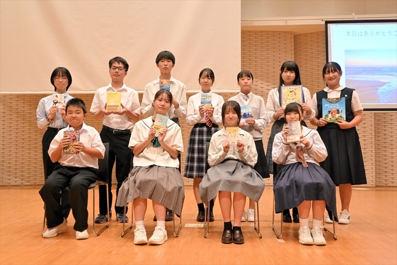 県大会出場を決めた後藤さん（前列左から２人目）と根本さん（後列左から３人目）ら各受賞者