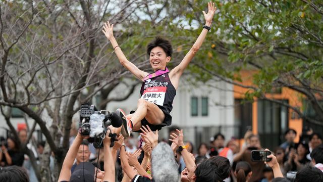 胴上げされる國學院大學の平林清澄選手(写真：SportsPressJP/アフロ)