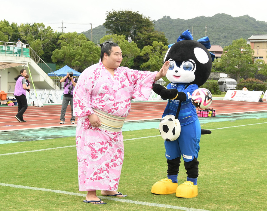 張り手でボールをピッチに入れる安房乃国さん