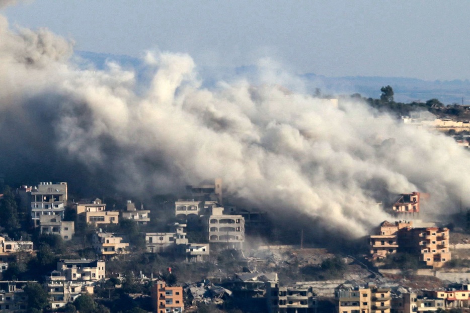 レバノン南部の集落で、イスラエル軍による空爆を受けて立ち上る煙（2024年10月20日撮影）。【翻訳編集】 AFPBB News