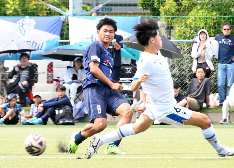 12日のプリンスリーグ長崎U-18戦でゴール前へパスを送る福岡U-18の前田一翔