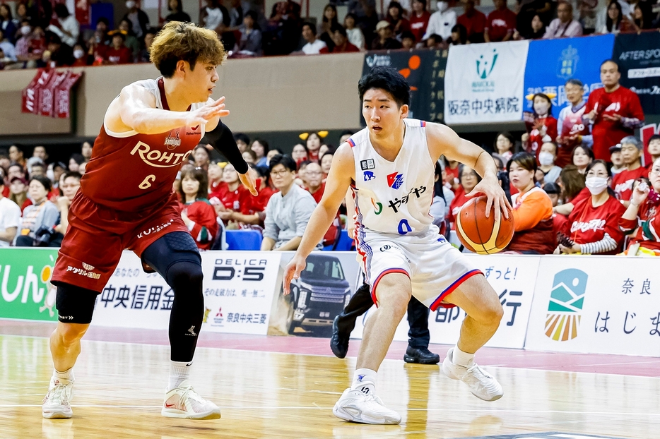 27日の奈良戦でボールを運ぶB2福岡・會田（右）＝Bリーグ提供