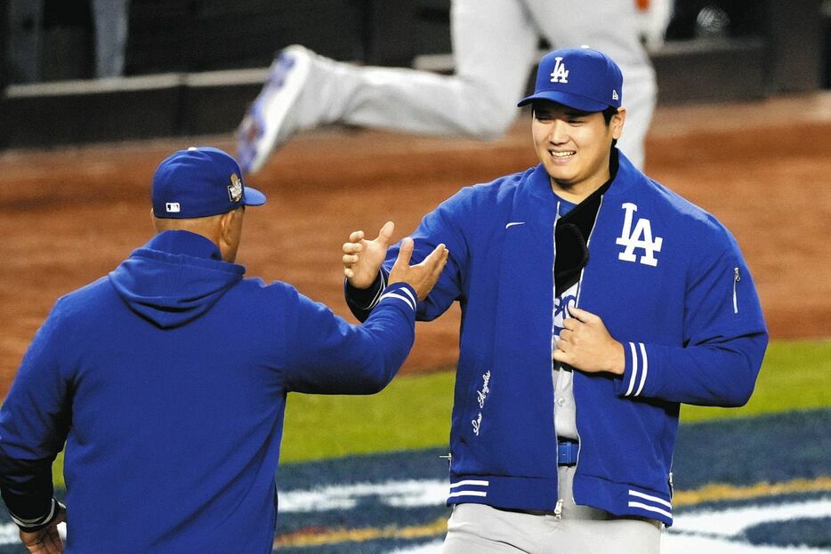 ロバーツ監督と握手する大谷翔平、左肩を覆うサポーターもチラリ（AP）