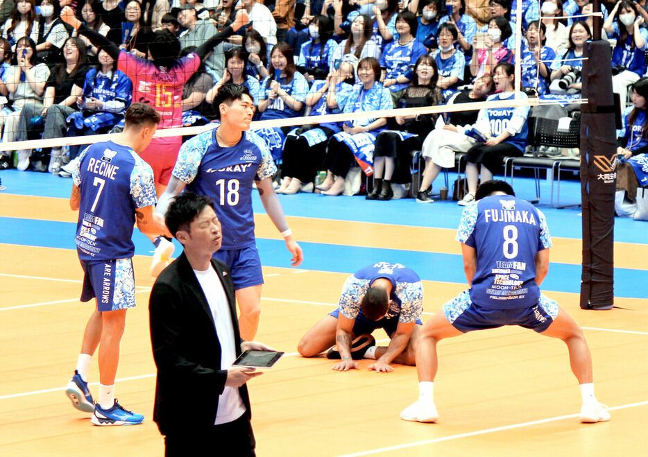 東京GBに負けた瞬間、うなだれる東レ静岡の選手たち（手前は阿部裕太監督）