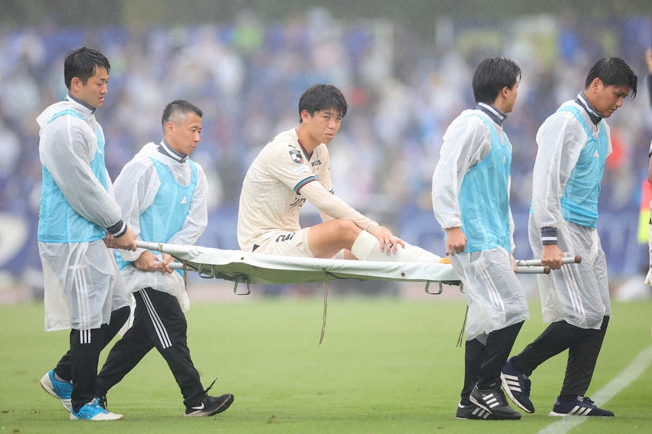 ＜町田・川崎F＞前半、負傷退場する川崎F・高井（撮影・白鳥　佳樹）