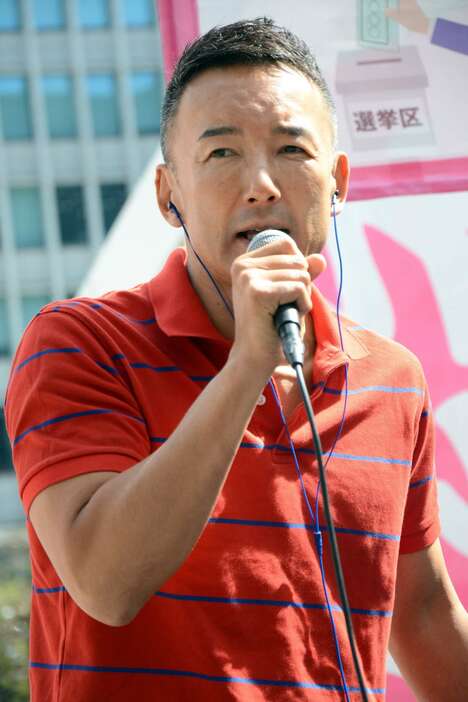 街頭演説する山本太郎・れいわ新選組代表＝２１日、鹿児島市