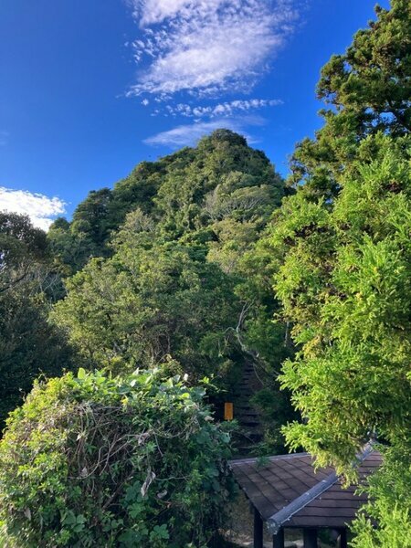 手前の屋根が東屋。ここから山頂まで鎖場が続きます