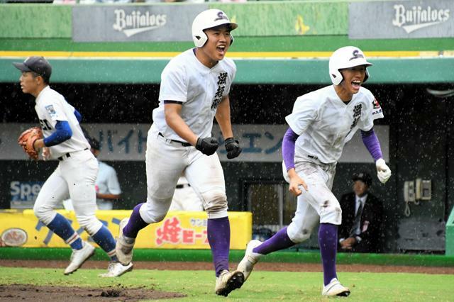 履正社―滋賀短大付　六回裏滋賀短大付無死満塁、北嶋の適時二塁打で、岡（右）と大窪（中央）が生還して逆転=ほっともっとフィールド神戸