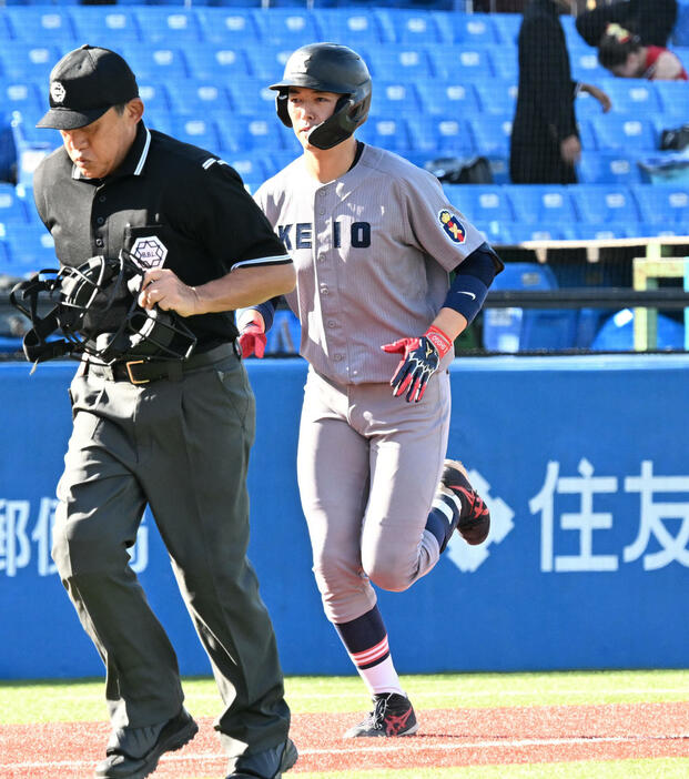 東京6大学野球春季リーグ戦　慶大対東大　4回裏慶応無死、左越えに先制本塁打を放ち本塁に向かう清原（撮影・千葉一成）