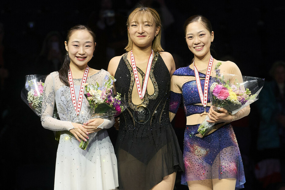 メダルを胸に笑顔を見せる女子日本勢。（左から）２位の松生理乃、優勝の坂本花織、３位の吉田陽菜＝２６日、カナダ・ハリファクス（ＡＦＰ時事）