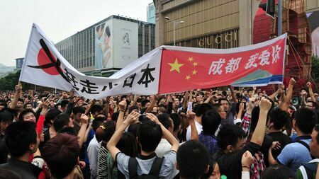 2012年の反日デモの様子。現在も反日投稿が相次ぐ（写真：AP/アフロ）