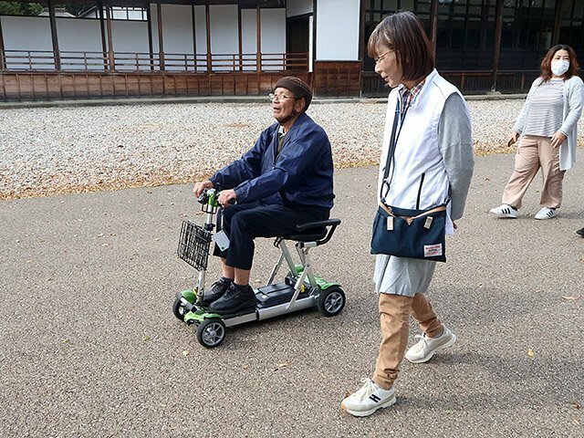 境内を電動車いすで移動する参加者