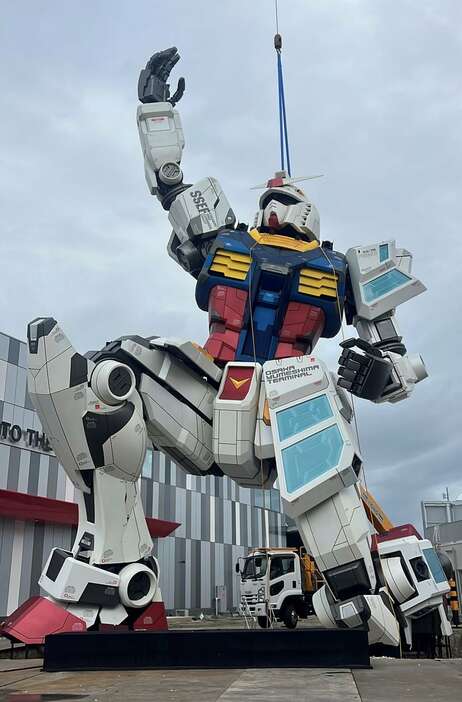 報道陣に初公開された実物大ガンダム像＝大阪市此花区（撮影・澄田垂穂）©創通・サンライズ