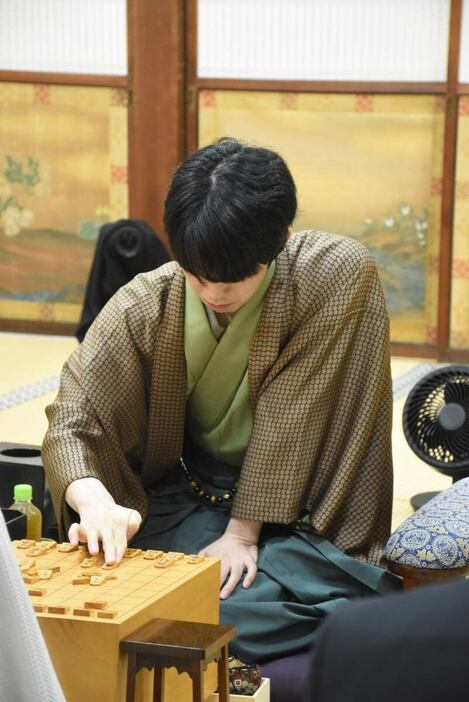 将棋の第37期竜王戦七番勝負第3局2日目に臨む藤井聡太竜王＝京都市の総本山仁和寺（日本将棋連盟提供）