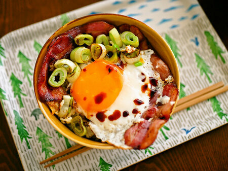 白央流ベーコンエッグ丼。