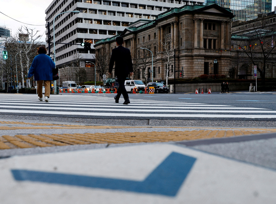 　１０月２１日、 日銀が過去に推し進めてきた大規模な金融緩和政策の副作用に直面している。日銀本店前で１月撮影（２０２４年　ロイター/Kim Kyung-Hoon）