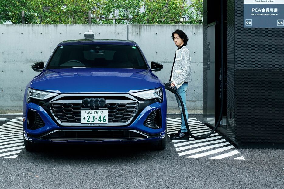 片岡千之助が充電するのはアウディのピュアEV（電気自動車）であるQ8 e-tronだ。