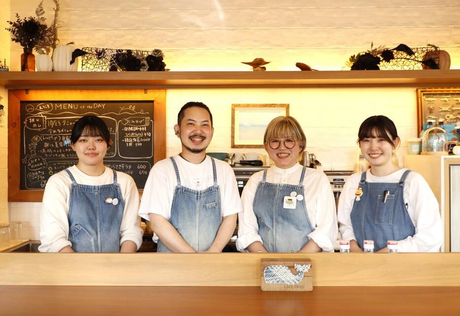 店主の堤海さん（左から2人目）、店長の堤絵梨さん（左から3人目）とスタッフ