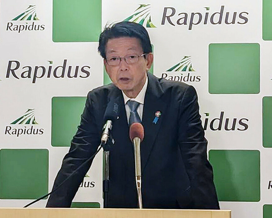 武藤容治経済産業相は２４日、北海道千歳市を訪れ、次世代半導体の国産化を目指すラピダスの工場建設現場を視察した。写真は、記者会見する武藤氏。